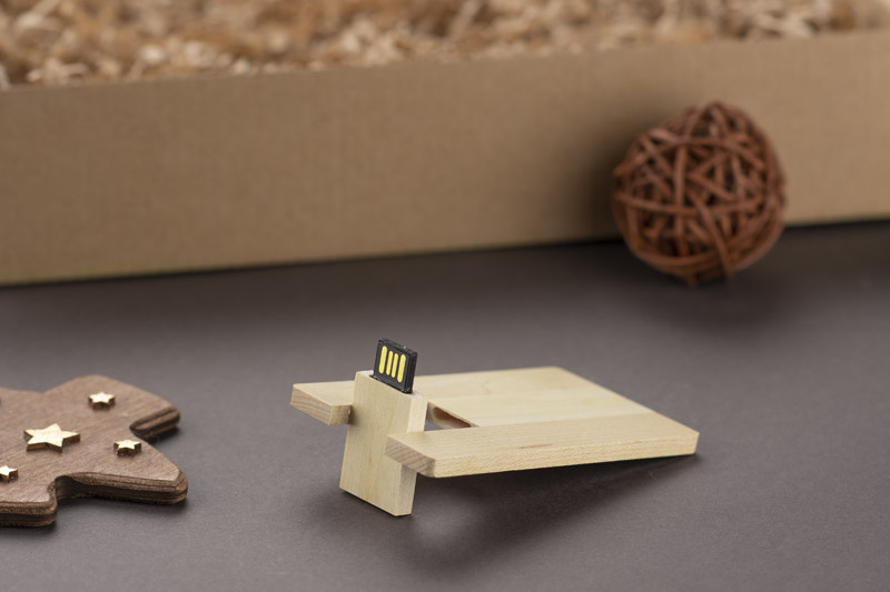 Pendrive w kształcie karty drewnianej z logo Pendrive w kształcie karty drewnianej z logo